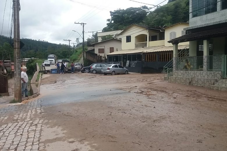 Moradores do bairro Santa Cruz interditam avenida nesta sexta-feira (11)
