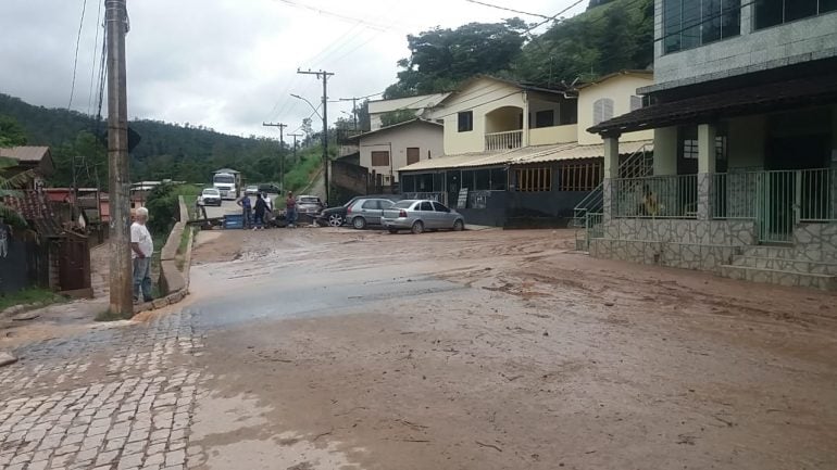 Moradores do bairro Santa Cruz interditam avenida nesta sexta-feira (11)