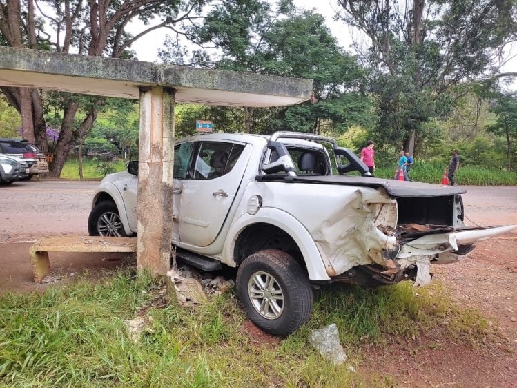 Três pessoas ficam feridas em acidente na MG-129, em Itabira