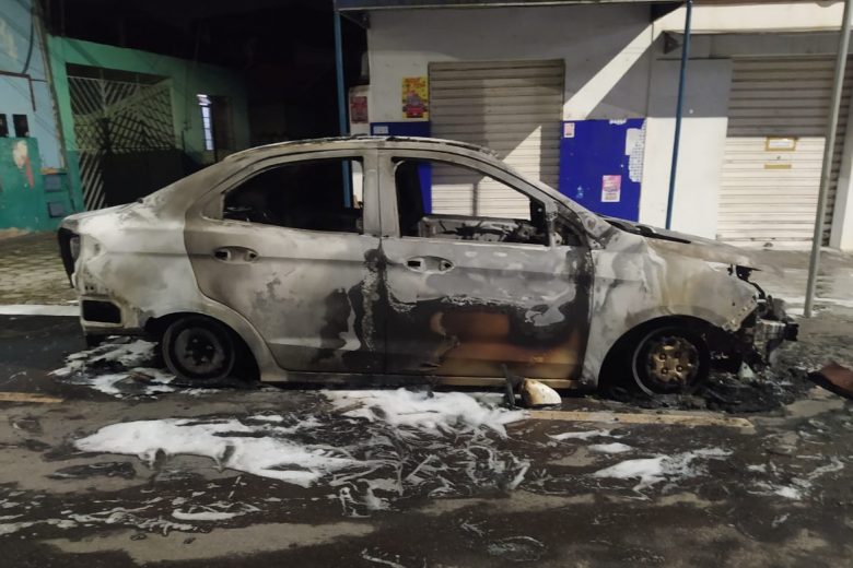 Bombeiros combatem incêndio em veículo no Caminho Novo