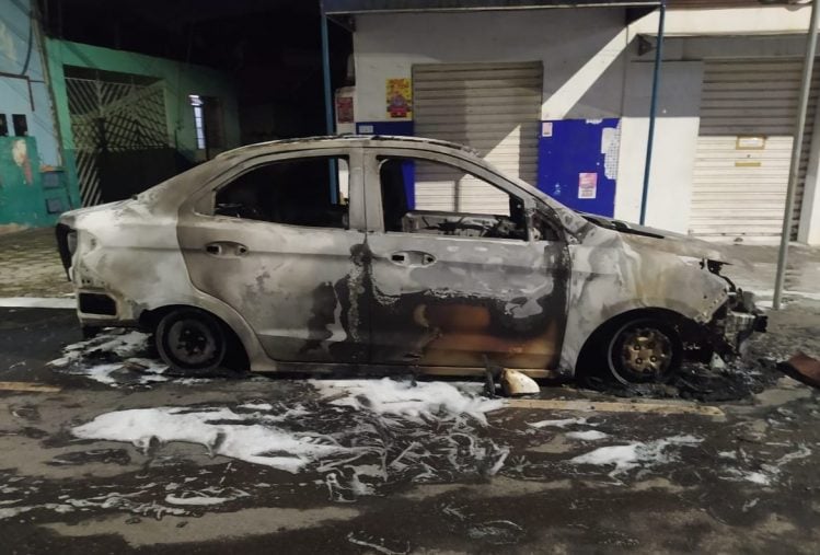 Bombeiros combatem incêndio em veículo no Caminho Novo