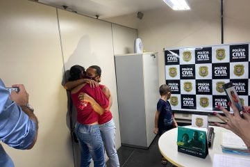 No meio de busca pela mãe biológica, mulher encontra irmã que não tinha conhecido