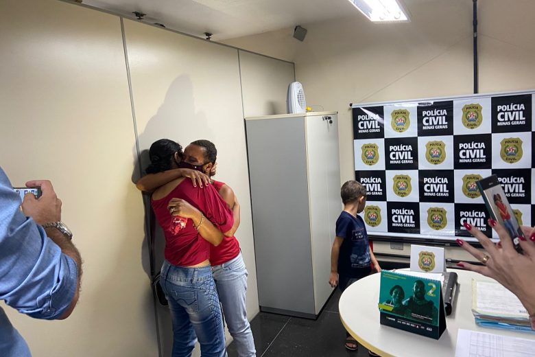No meio de busca pela mãe biológica, mulher encontra irmã que não tinha conhecido