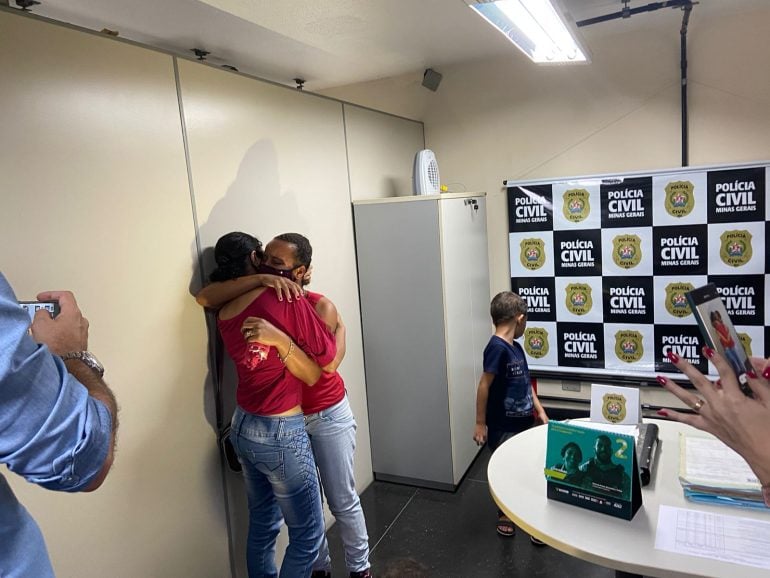 No meio de busca pela mãe biológica, mulher encontra irmã que não tinha conhecido