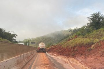 Deslizamento de terra na BR-381: no carrinho de mão, já tinha resolvido