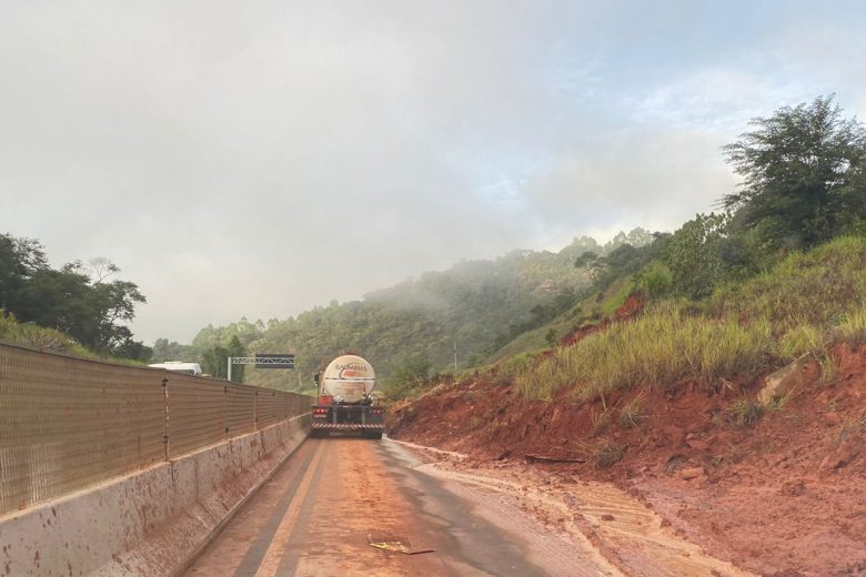 Deslizamento de terra na BR-381: no carrinho de mão, já tinha resolvido