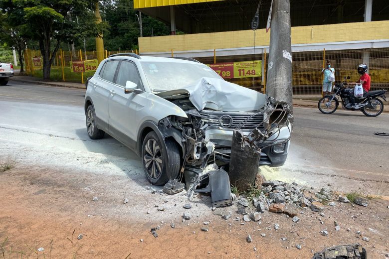 Carro bate e derruba poste na Praça do Areão em Itabira
