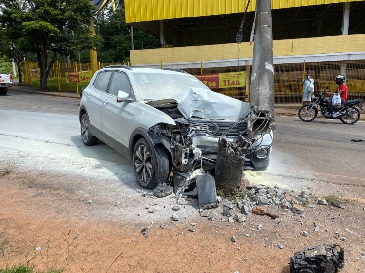 Carro bate e derruba poste na Praça do Areão em Itabira