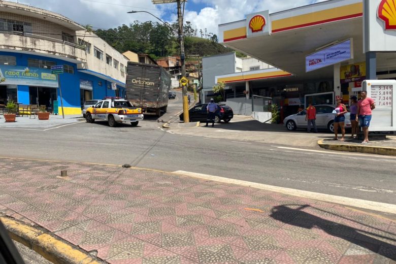 Caminhão bloqueia rua no centro de Itabira
