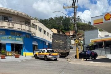 Caminhão bloqueia rua no centro de Itabira