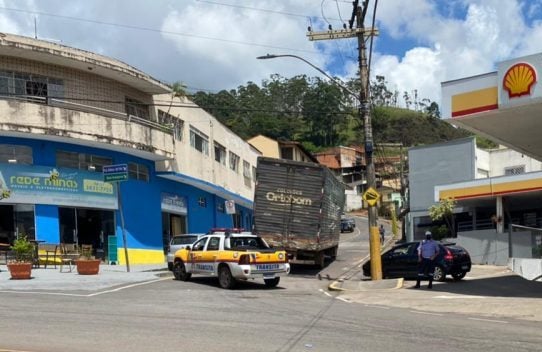 Caminhão bloqueia rua no centro de Itabira