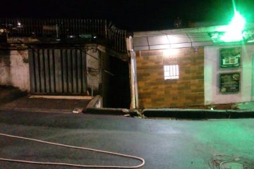 Casa desaba no bairro Caiçara, em BH, e moradora é retirada por bombeiros