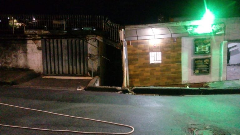 Casa desaba no bairro Caiçara, em BH, e moradora é retirada por bombeiros