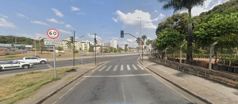 Van atinge moto e deixa mulher morta na Avenida Antônio Carlos, em BH