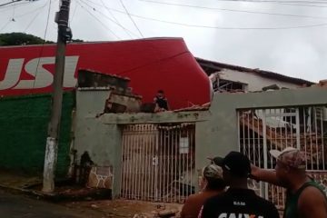 Caminhão perde o controle e atinge tradicional clube em Santa Luzia