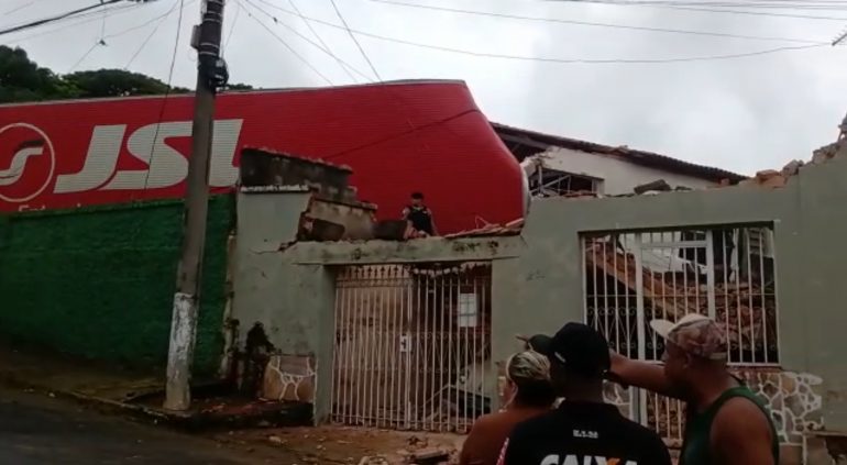 Caminhão perde o controle e atinge tradicional clube em Santa Luzia