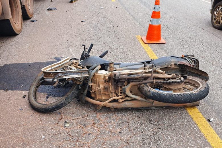 Motociclista sofre fratura ao bater em carreta na MG-129, em Itabira