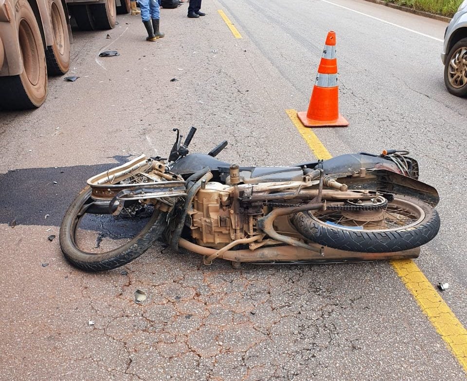 Motociclista sofre fratura ao bater em carreta na MG-129, em Itabira