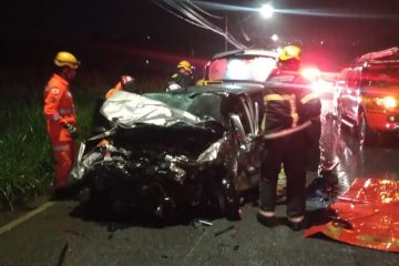 Acidente entre dois carros deixa duas pessoas mortas, em Contagem