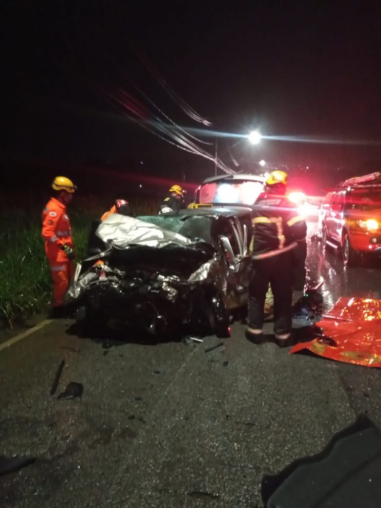 Acidente entre dois carros deixa duas pessoas mortas, em Contagem