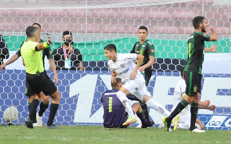 Na briga para reconquistar espaço no Galo, Savarino marca presença com gols