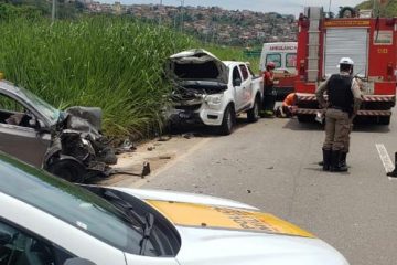 Colisão entre dois carros deixa três pessoas feridas e uma morta, em Sabará