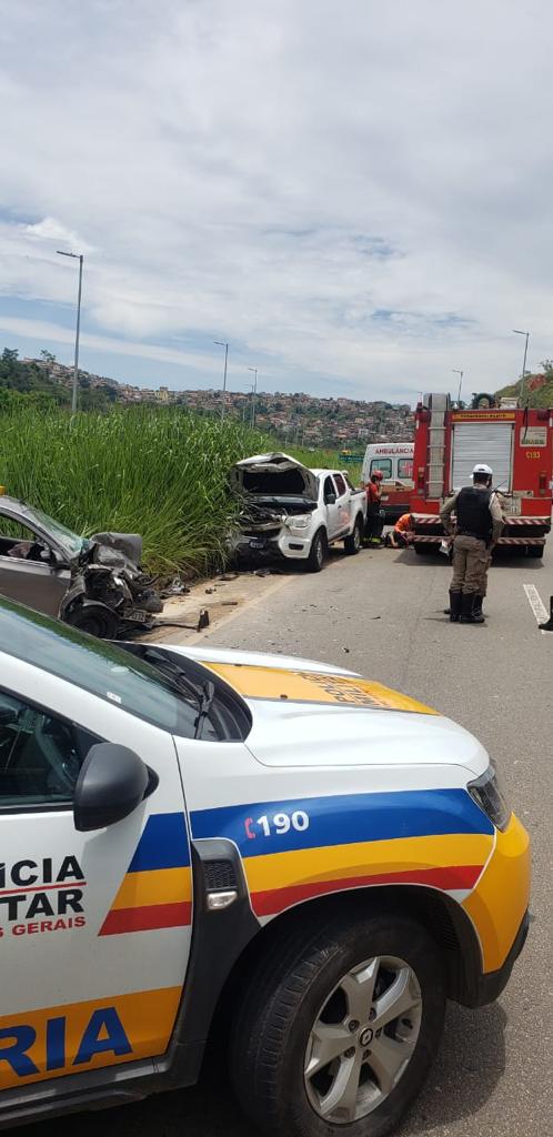 Colisão entre dois carros deixa três pessoas feridas e uma morta, em Sabará
