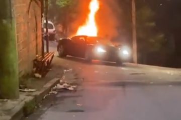 Ferrari pega fogo no bairro Nossa Senhora de Fátima, em BH