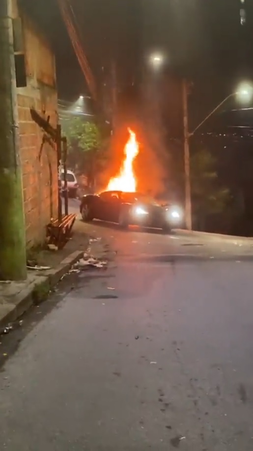 Ferrari pega fogo no bairro Nossa Senhora de Fátima, em BH
