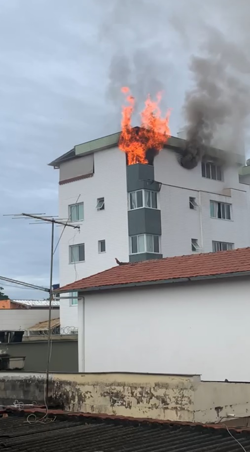 Cobertura de apartamento pega fogo em Belo Horizonte e assusta moradores