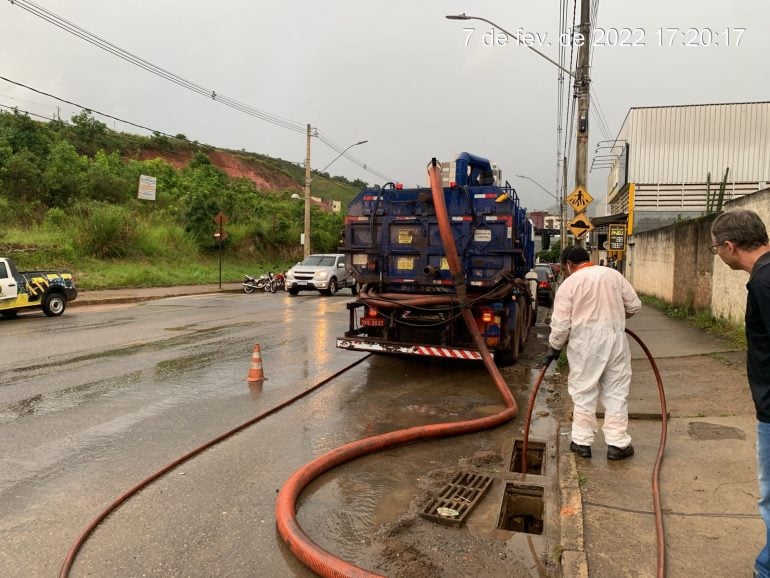 Prefeitura de Monlevade intensifica limpeza de bueiros e recolhimento de entulhos