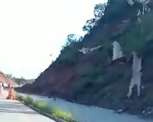 MG-030, em Nova Lima, tem alterações no trânsito após deslizamento de encosta