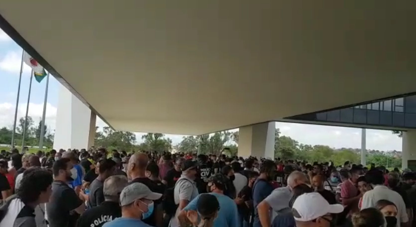 agentes das forças de segurança fazem protesto