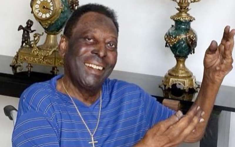 Curado de infecção urinária, Pelé recebe alta de hospital em São Paulo