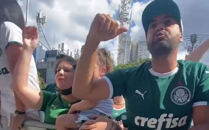 Palmeiras desembarca em São Paulo com apoio de torcedores após vice mundial