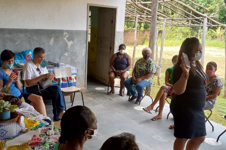 Mulheres quilombolas recebem orientação sobre agricultura familiar e artesanato