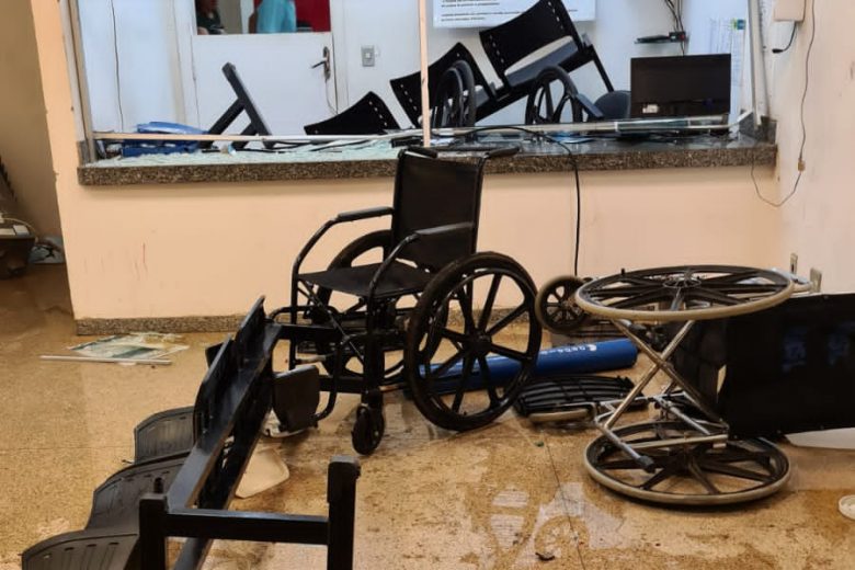 Paciente surta e destrói recepção de hospital em Alvinópolis