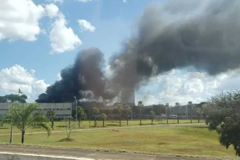 Incêndio na garagem do Palácio do Planalto; veja as fotos