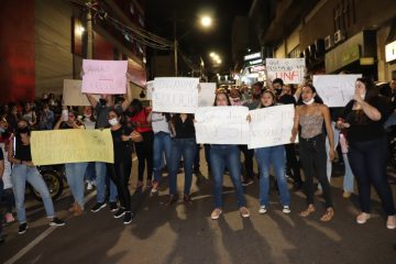 Estudantes da UNA realizam protestos em frente ao prédio da faculdade