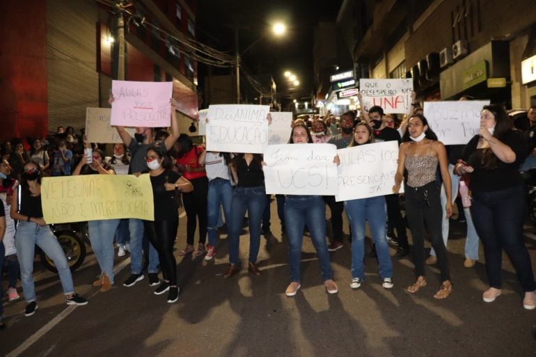 Estudantes da UNA realizam protestos em frente ao prédio da faculdade