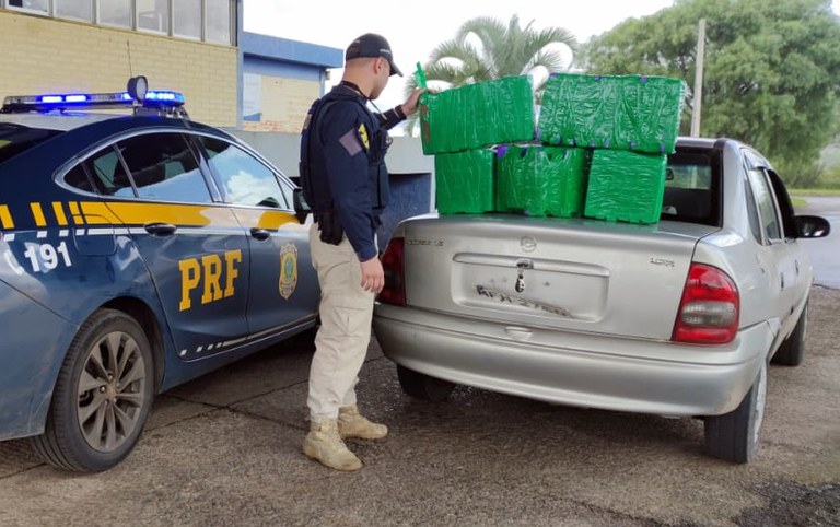 PRF prende dois homens com quase 44 quilos de maconha