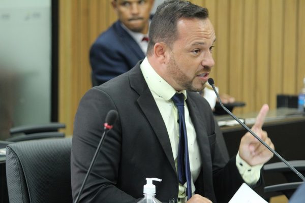 Já Carlos Henrique de Oliveira (PDT) afirmou: "quando teve acesso ao vídeo fiquei espantado com a forma como esse deputado estadual se posicionou — fazendo trampolim político. Ele foi homofóbico e veio a público condenar e repudiar e veio tirar sarro com o público LGBT ao dizer 'LGBTQIYZ e não sabe mais o que'. Ele veio para fazer política, ele deveria estar aqui discutindo a duplicação das MGs 434 e 129; a questão do fim da mineração em nossa cidade; discutir a questão da delegacia, que é responsabilidade do Estado e a Prefeitura banca quase tudo. Mas não, ele veio mostrar a ignorância de um ser humano em pleno século 21". José Júlio Rodrigues "Combem" (PP) defendeu que é necessário ter foco nas discussões que importam à cidade e que não se pode deixar que pautas de ódio ganhem destaque em meio ao debate social da cidade. "Vivemos em uma cidade em que temos uma série de questões para serem discutidas, para serem resolvidas e as pessoas acabam perdendo muito tempo disseminando sentimentos que não são necessários. E os sentimentos que precisam ser disseminados, como o amor, tolerância, respeito ao outro, acabam sendo colocados por alguns em segundo plano", argumentou. Por sua vez, Júlio César de Araújo "Contador" (PTB) disse que "é muito triste ver o pré-julgamento. Às vezes uma pessoa não conhece a outra e, de imediato, vai subestimando em determinada situação. As pessoas também são um pouco hipócrita em relação às colocações de cunho religioso. Jesus, no Evangelho de João, diz muito claro: 'que todos sejamos um'. Mas que um é esse que queremos ser se imediato repugnamos, pré-julgamos, subestimamos a categoria, classe, decisão, opção... Precisamos de educação para entendermos, em pleno século 21, que todos sejamos um e enxergamos o outro como irmão verdadeiro". Enquanto Heraldo Noronha Rodrigues (PTB) disparou que "ele [Léo Portela] cometeu um erro enorme com uma cidadã itabirana. Esse erro não é só com a Laura [Souza], é com todos os itabiranos. A falta de respeito dele foi com todos os itabiranos. Ele não pode jugar a pessoa porque ela é homem ou moça. Ele tem que ver o currículo da pessoa e não pode julgar antes. É inaceitável. Eu respeito os Portelas por terem trazido emendas [parlamentares] para Itabira e por serem deputados atuantes, tanto o pai [Lincoln] quanto o filho [Léo], mas isso o que ele falou é inaceitável". Roberto Fernandes Carlos de Araújo "Robertinho da Autoescola" (MDB) declarou que "chega uma pessoa com nível máximo de instrução e solta um tanto de abobrinhas dessas. Essa moça que é secretária de Educação é super qualificada, então não coloque em xeque o cargo que ela ocupa não. Temos que respeitar o ser humano indiferente das suas condições e opções". A vereadora Rosilene Félix Guimarães (MDB) lembrou que "no ano passado, ainda no governo do atual presidente da República, Jair Bolsonaro (PL), foi sancionada a lei 14.192/2021, que classifica a violência política contra a mulher e estabelece, inclusive, a violência em função do sexo, da raça. Toda vez que uma mulher é agredida pela sua posição ou sua nomeação nós estamos caminhando, sim, em retrocesso. E, nesse caso, estamos presenciando um retrocesso que não vai servir de base para o que estamos tentando construir em nossa cidade".