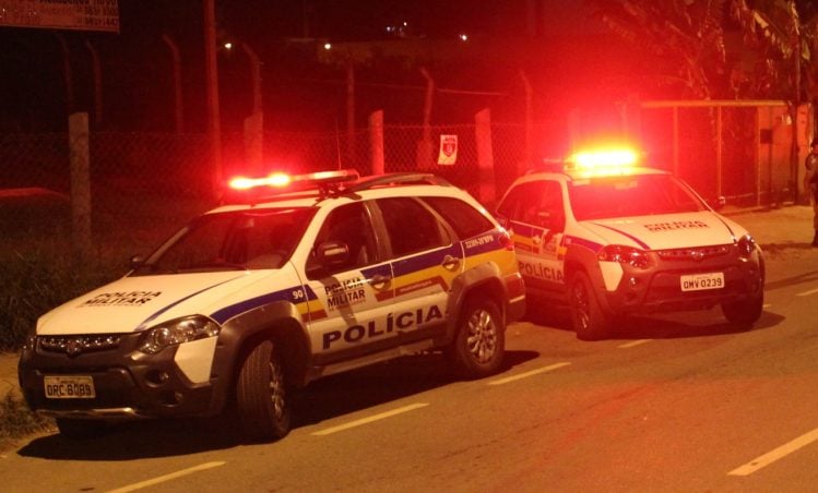 Homem é assaltado e tem o celular roubado na rua Nova Era