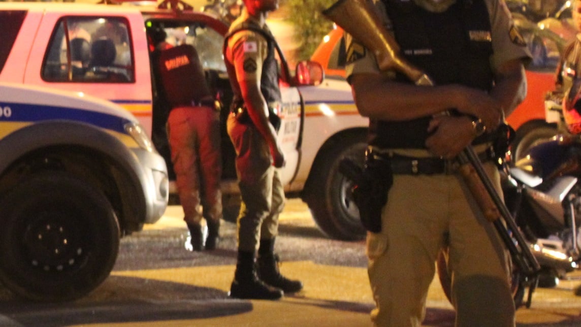 PM interrompe baile funk em frente à delegacia de Santa Bárbara