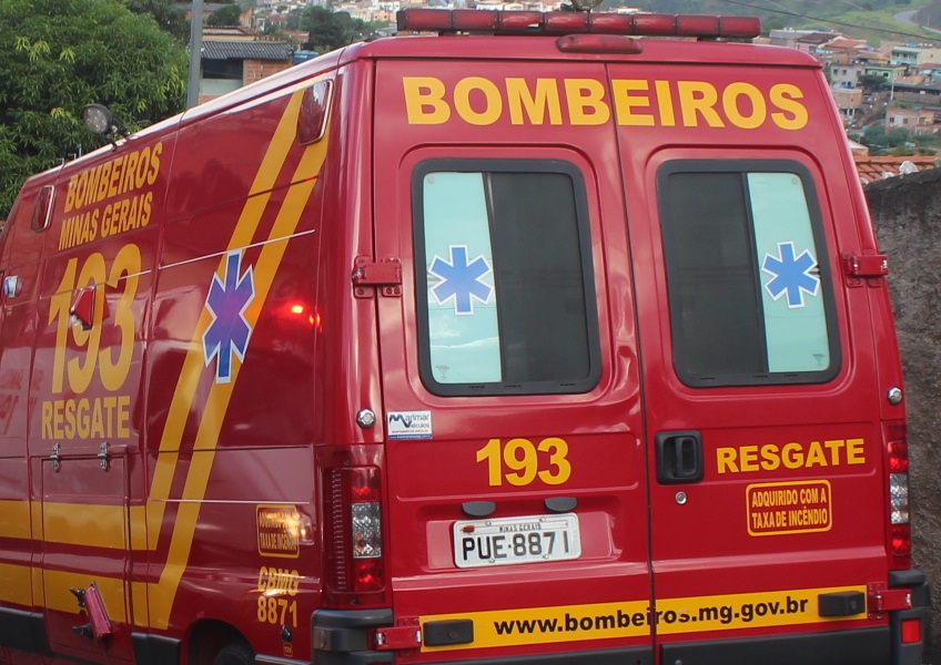 Homem é socorrido pelos bombeiros após ser baleado em Ipatinga