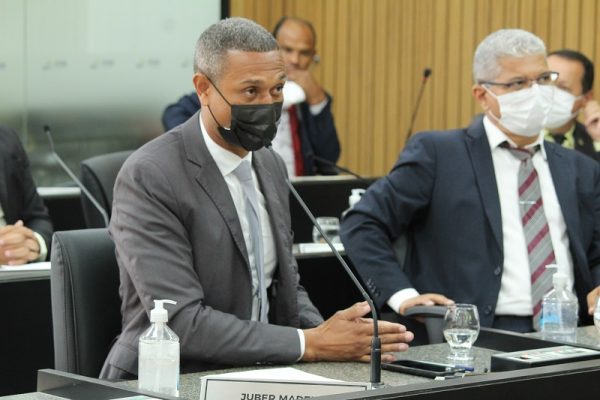 Já Carlos Henrique de Oliveira (PDT) afirmou: "quando teve acesso ao vídeo fiquei espantado com a forma como esse deputado estadual se posicionou — fazendo trampolim político. Ele foi homofóbico e veio a público condenar e repudiar e veio tirar sarro com o público LGBT ao dizer 'LGBTQIYZ e não sabe mais o que'. Ele veio para fazer política, ele deveria estar aqui discutindo a duplicação das MGs 434 e 129; a questão do fim da mineração em nossa cidade; discutir a questão da delegacia, que é responsabilidade do Estado e a Prefeitura banca quase tudo. Mas não, ele veio mostrar a ignorância de um ser humano em pleno século 21". José Júlio Rodrigues "Combem" (PP) defendeu que é necessário ter foco nas discussões que importam à cidade e que não se pode deixar que pautas de ódio ganhem destaque em meio ao debate social da cidade. "Vivemos em uma cidade em que temos uma série de questões para serem discutidas, para serem resolvidas e as pessoas acabam perdendo muito tempo disseminando sentimentos que não são necessários. E os sentimentos que precisam ser disseminados, como o amor, tolerância, respeito ao outro, acabam sendo colocados por alguns em segundo plano", argumentou. Por sua vez, Júlio César de Araújo "Contador" (PTB) disse que "é muito triste ver o pré-julgamento. Às vezes uma pessoa não conhece a outra e, de imediato, vai subestimando em determinada situação. As pessoas também são um pouco hipócrita em relação às colocações de cunho religioso. Jesus, no Evangelho de João, diz muito claro: 'que todos sejamos um'. Mas que um é esse que queremos ser se imediato repugnamos, pré-julgamos, subestimamos a categoria, classe, decisão, opção... Precisamos de educação para entendermos, em pleno século 21, que todos sejamos um e enxergamos o outro como irmão verdadeiro". Enquanto Heraldo Noronha Rodrigues (PTB) disparou que "ele [Léo Portela] cometeu um erro enorme com uma cidadã itabirana. Esse erro não é só com a Laura [Souza], é com todos os itabiranos. A falta de respeito dele foi com todos os itabiranos. Ele não pode jugar a pessoa porque ela é homem ou moça. Ele tem que ver o currículo da pessoa e não pode julgar antes. É inaceitável. Eu respeito os Portelas por terem trazido emendas [parlamentares] para Itabira e por serem deputados atuantes, tanto o pai [Lincoln] quanto o filho [Léo], mas isso o que ele falou é inaceitável". Roberto Fernandes Carlos de Araújo "Robertinho da Autoescola" (MDB) declarou que "chega uma pessoa com nível máximo de instrução e solta um tanto de abobrinhas dessas. Essa moça que é secretária de Educação é super qualificada, então não coloque em xeque o cargo que ela ocupa não. Temos que respeitar o ser humano indiferente das suas condições e opções". A vereadora Rosilene Félix Guimarães (MDB) lembrou que "no ano passado, ainda no governo do atual presidente da República, Jair Bolsonaro (PL), foi sancionada a lei 14.192/2021, que classifica a violência política contra a mulher e estabelece, inclusive, a violência em função do sexo, da raça. Toda vez que uma mulher é agredida pela sua posição ou sua nomeação nós estamos caminhando, sim, em retrocesso. E, nesse caso, estamos presenciando um retrocesso que não vai servir de base para o que estamos tentando construir em nossa cidade".