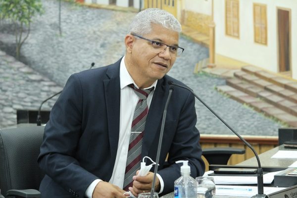 Já Carlos Henrique de Oliveira (PDT) afirmou: "quando teve acesso ao vídeo fiquei espantado com a forma como esse deputado estadual se posicionou — fazendo trampolim político. Ele foi homofóbico e veio a público condenar e repudiar e veio tirar sarro com o público LGBT ao dizer 'LGBTQIYZ e não sabe mais o que'. Ele veio para fazer política, ele deveria estar aqui discutindo a duplicação das MGs 434 e 129; a questão do fim da mineração em nossa cidade; discutir a questão da delegacia, que é responsabilidade do Estado e a Prefeitura banca quase tudo. Mas não, ele veio mostrar a ignorância de um ser humano em pleno século 21". José Júlio Rodrigues "Combem" (PP) defendeu que é necessário ter foco nas discussões que importam à cidade e que não se pode deixar que pautas de ódio ganhem destaque em meio ao debate social da cidade. "Vivemos em uma cidade em que temos uma série de questões para serem discutidas, para serem resolvidas e as pessoas acabam perdendo muito tempo disseminando sentimentos que não são necessários. E os sentimentos que precisam ser disseminados, como o amor, tolerância, respeito ao outro, acabam sendo colocados por alguns em segundo plano", argumentou. Por sua vez, Júlio César de Araújo "Contador" (PTB) disse que "é muito triste ver o pré-julgamento. Às vezes uma pessoa não conhece a outra e, de imediato, vai subestimando em determinada situação. As pessoas também são um pouco hipócrita em relação às colocações de cunho religioso. Jesus, no Evangelho de João, diz muito claro: 'que todos sejamos um'. Mas que um é esse que queremos ser se imediato repugnamos, pré-julgamos, subestimamos a categoria, classe, decisão, opção... Precisamos de educação para entendermos, em pleno século 21, que todos sejamos um e enxergamos o outro como irmão verdadeiro". Enquanto Heraldo Noronha Rodrigues (PTB) disparou que "ele [Léo Portela] cometeu um erro enorme com uma cidadã itabirana. Esse erro não é só com a Laura [Souza], é com todos os itabiranos. A falta de respeito dele foi com todos os itabiranos. Ele não pode jugar a pessoa porque ela é homem ou moça. Ele tem que ver o currículo da pessoa e não pode julgar antes. É inaceitável. Eu respeito os Portelas por terem trazido emendas [parlamentares] para Itabira e por serem deputados atuantes, tanto o pai [Lincoln] quanto o filho [Léo], mas isso o que ele falou é inaceitável". Roberto Fernandes Carlos de Araújo "Robertinho da Autoescola" (MDB) declarou que "chega uma pessoa com nível máximo de instrução e solta um tanto de abobrinhas dessas. Essa moça que é secretária de Educação é super qualificada, então não coloque em xeque o cargo que ela ocupa não. Temos que respeitar o ser humano indiferente das suas condições e opções". A vereadora Rosilene Félix Guimarães (MDB) lembrou que "no ano passado, ainda no governo do atual presidente da República, Jair Bolsonaro (PL), foi sancionada a lei 14.192/2021, que classifica a violência política contra a mulher e estabelece, inclusive, a violência em função do sexo, da raça. Toda vez que uma mulher é agredida pela sua posição ou sua nomeação nós estamos caminhando, sim, em retrocesso. E, nesse caso, estamos presenciando um retrocesso que não vai servir de base para o que estamos tentando construir em nossa cidade".