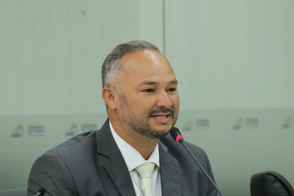 Já Carlos Henrique de Oliveira (PDT) afirmou: "quando teve acesso ao vídeo fiquei espantado com a forma como esse deputado estadual se posicionou — fazendo trampolim político. Ele foi homofóbico e veio a público condenar e repudiar e veio tirar sarro com o público LGBT ao dizer 'LGBTQIYZ e não sabe mais o que'. Ele veio para fazer política, ele deveria estar aqui discutindo a duplicação das MGs 434 e 129; a questão do fim da mineração em nossa cidade; discutir a questão da delegacia, que é responsabilidade do Estado e a Prefeitura banca quase tudo. Mas não, ele veio mostrar a ignorância de um ser humano em pleno século 21". José Júlio Rodrigues "Combem" (PP) defendeu que é necessário ter foco nas discussões que importam à cidade e que não se pode deixar que pautas de ódio ganhem destaque em meio ao debate social da cidade. "Vivemos em uma cidade em que temos uma série de questões para serem discutidas, para serem resolvidas e as pessoas acabam perdendo muito tempo disseminando sentimentos que não são necessários. E os sentimentos que precisam ser disseminados, como o amor, tolerância, respeito ao outro, acabam sendo colocados por alguns em segundo plano", argumentou. Por sua vez, Júlio César de Araújo "Contador" (PTB) disse que "é muito triste ver o pré-julgamento. Às vezes uma pessoa não conhece a outra e, de imediato, vai subestimando em determinada situação. As pessoas também são um pouco hipócrita em relação às colocações de cunho religioso. Jesus, no Evangelho de João, diz muito claro: 'que todos sejamos um'. Mas que um é esse que queremos ser se imediato repugnamos, pré-julgamos, subestimamos a categoria, classe, decisão, opção... Precisamos de educação para entendermos, em pleno século 21, que todos sejamos um e enxergamos o outro como irmão verdadeiro". Enquanto Heraldo Noronha Rodrigues (PTB) disparou que "ele [Léo Portela] cometeu um erro enorme com uma cidadã itabirana. Esse erro não é só com a Laura [Souza], é com todos os itabiranos. A falta de respeito dele foi com todos os itabiranos. Ele não pode jugar a pessoa porque ela é homem ou moça. Ele tem que ver o currículo da pessoa e não pode julgar antes. É inaceitável. Eu respeito os Portelas por terem trazido emendas [parlamentares] para Itabira e por serem deputados atuantes, tanto o pai [Lincoln] quanto o filho [Léo], mas isso o que ele falou é inaceitável". Roberto Fernandes Carlos de Araújo "Robertinho da Autoescola" (MDB) declarou que "chega uma pessoa com nível máximo de instrução e solta um tanto de abobrinhas dessas. Essa moça que é secretária de Educação é super qualificada, então não coloque em xeque o cargo que ela ocupa não. Temos que respeitar o ser humano indiferente das suas condições e opções". A vereadora Rosilene Félix Guimarães (MDB) lembrou que "no ano passado, ainda no governo do atual presidente da República, Jair Bolsonaro (PL), foi sancionada a lei 14.192/2021, que classifica a violência política contra a mulher e estabelece, inclusive, a violência em função do sexo, da raça. Toda vez que uma mulher é agredida pela sua posição ou sua nomeação nós estamos caminhando, sim, em retrocesso. E, nesse caso, estamos presenciando um retrocesso que não vai servir de base para o que estamos tentando construir em nossa cidade".