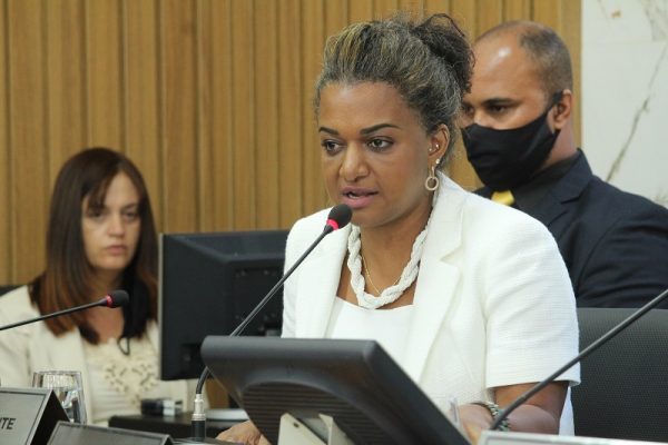 Vereadores condenam ataques homofóbicos à Laura Souza, indicada para a Secretaria de Educação