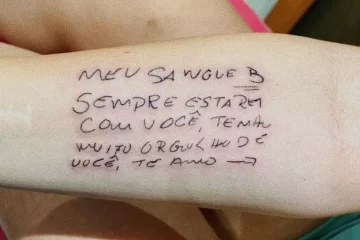 Pai morre de Covid-19 e filha faz tatuagem de bilhete deixado por ele